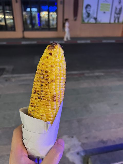 屋台で売っているとうもろこし