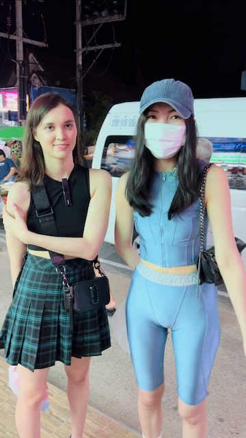 ロシア人女性2人組と路上で撮影